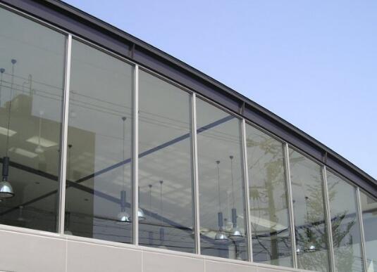 为你细数建筑玻璃贴膜的好处及功能特点